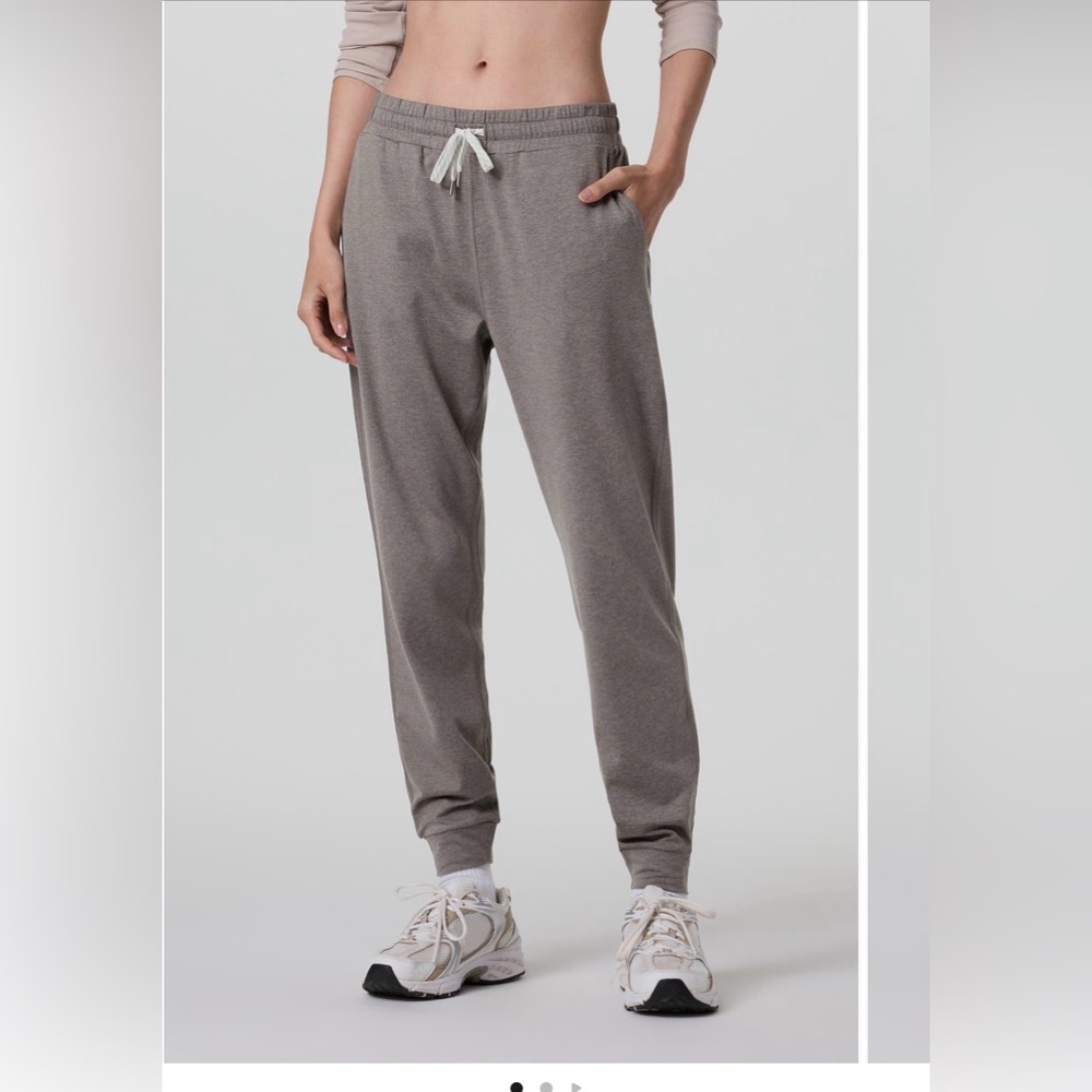 Vuori performance joggers Chia Heather size medium